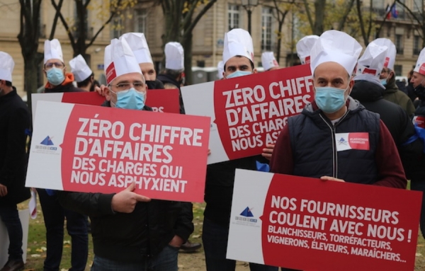 France - Les professionnels du HRI (HORECA) dans la rue pour protester contre l&#039;élimination de leur profession